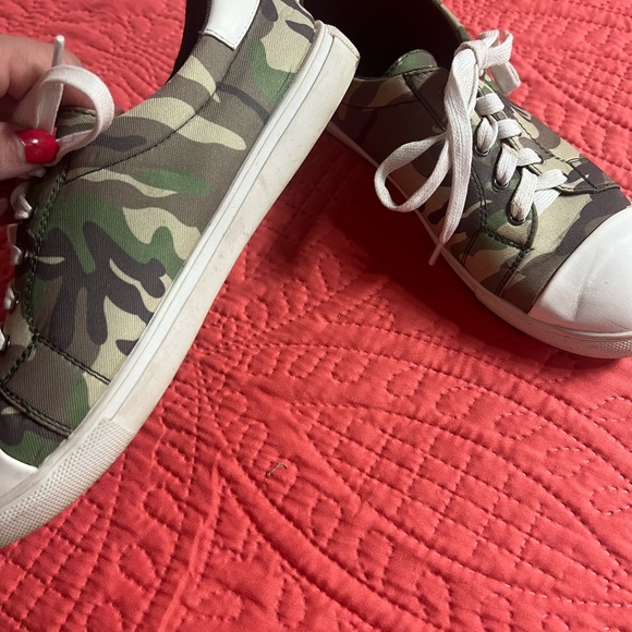 Camo Shoes size 9 - Picture 2 of 2